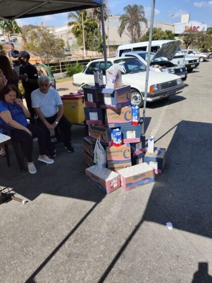 Feirinha de Carros Antigos retorna com sucesso e atrai público no estacionamento da Feira Livre