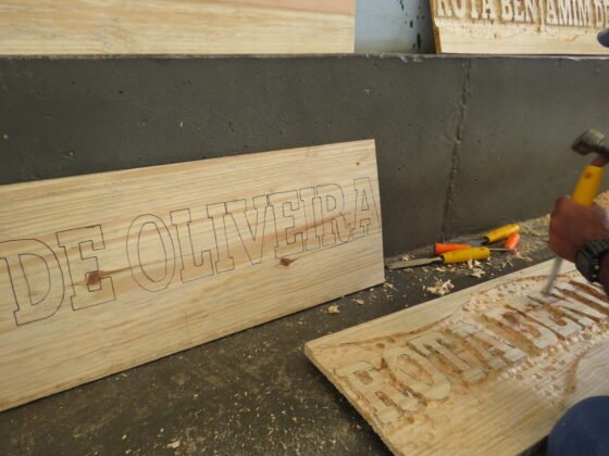 Servidores de Pará de Minas entalham placas da Rota Benjamim de Oliveira, novo atrativo turístico e cultural do município